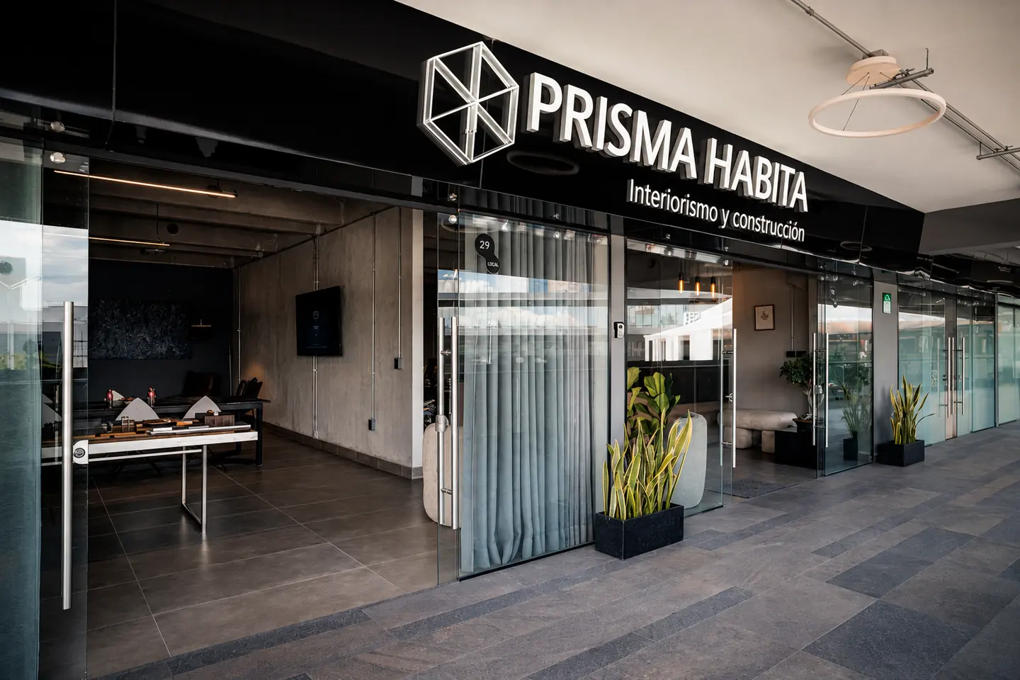 Fachada del estudio de Prisma Habita en Puebla, con el letrero iluminado