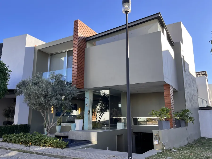 Conjunto de fachadas contemporáneas con herrería — casa residencial construida por Prisma Habita en Puebla