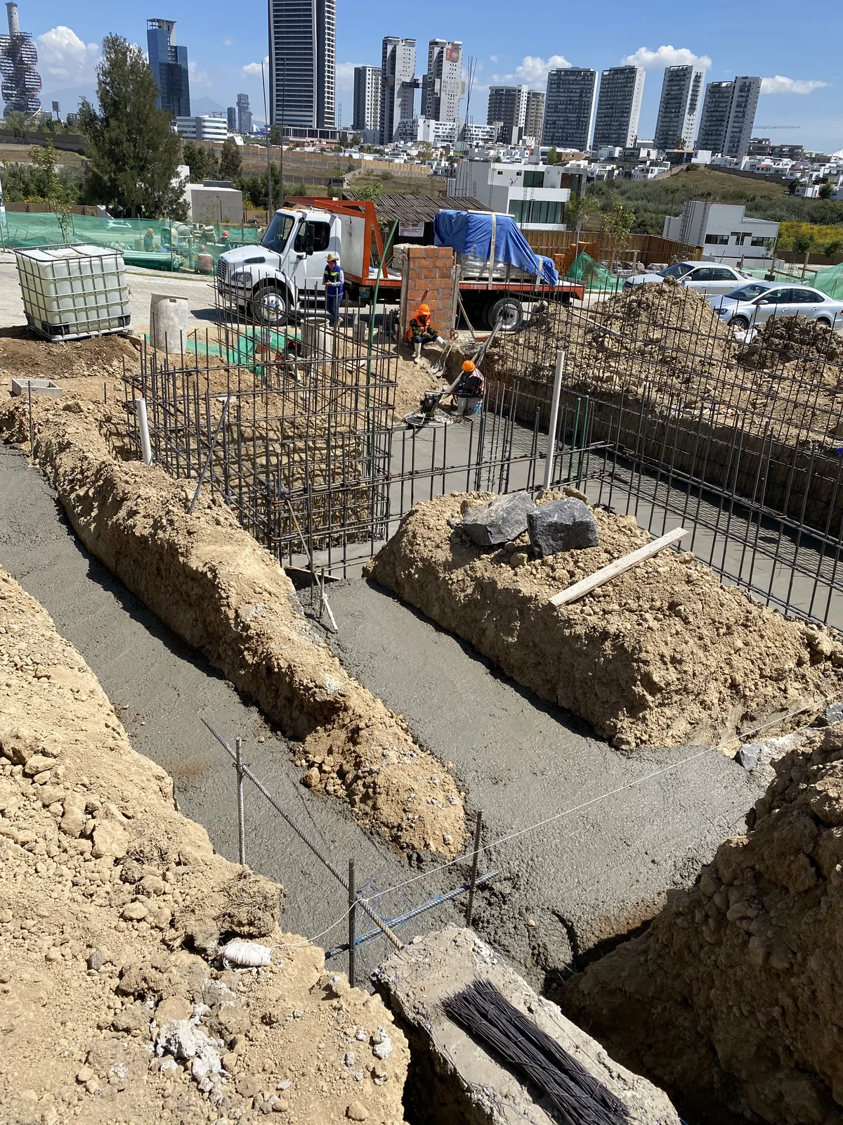 Excavación del terreno para la cimentación de una casa en Puebla