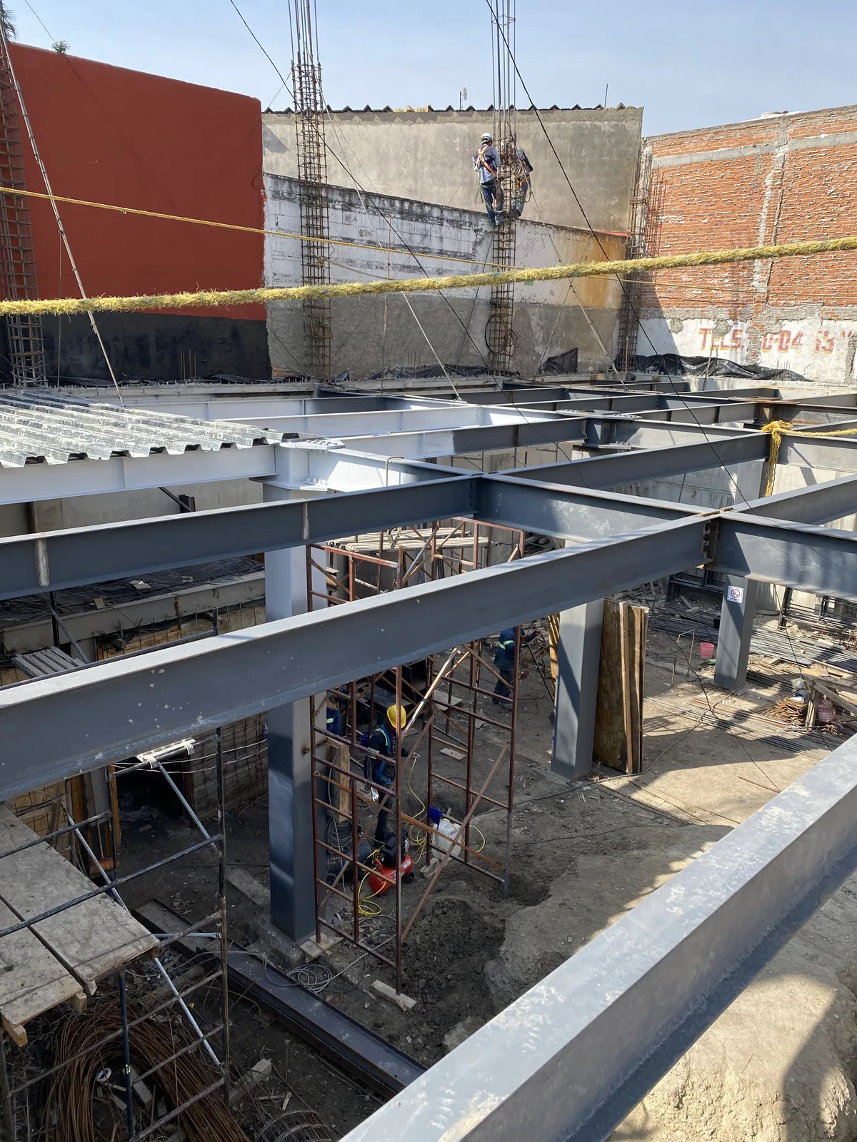 Montaje de trabes de acero con cuadrilla — proceso de construcción de casa residencial llave en mano en Puebla