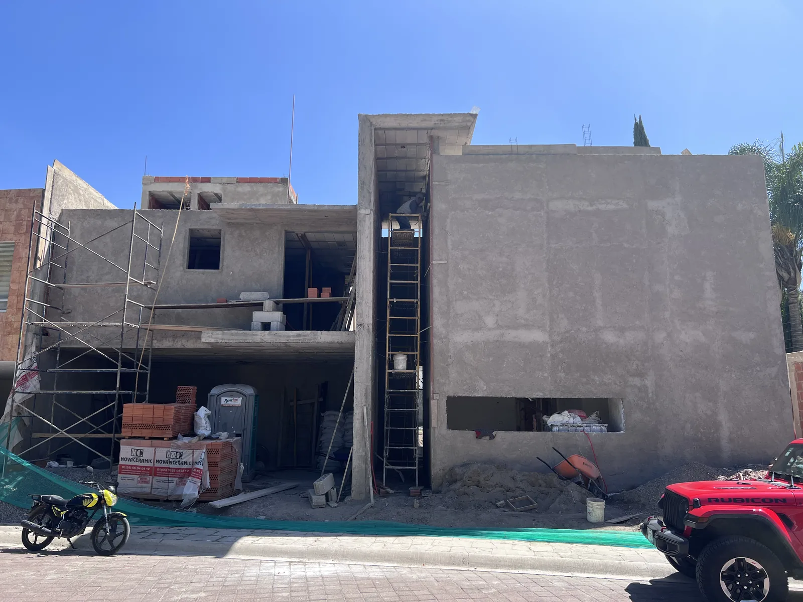 Fachada de una casa residencial en obra en Puebla
