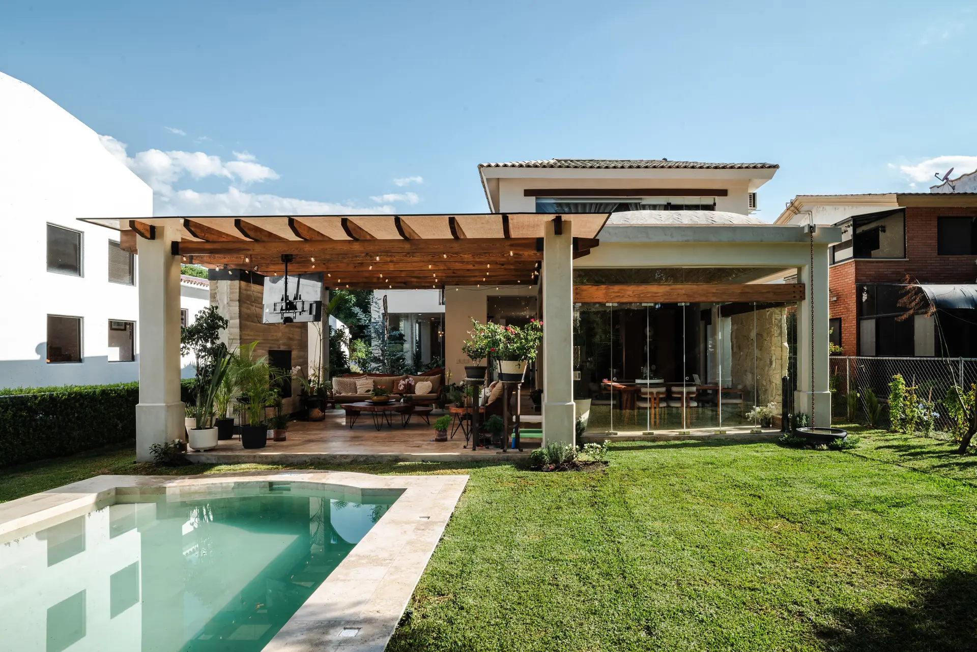 Jardín con alberca y pérgola de madera — casa residencial de autor en Atlixco, Puebla