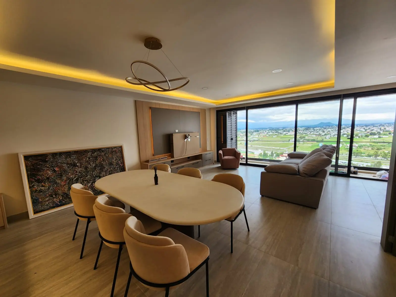 Comedor y sala con vista panorámica al valle — penthouse en Lomas de Angelópolis, Puebla